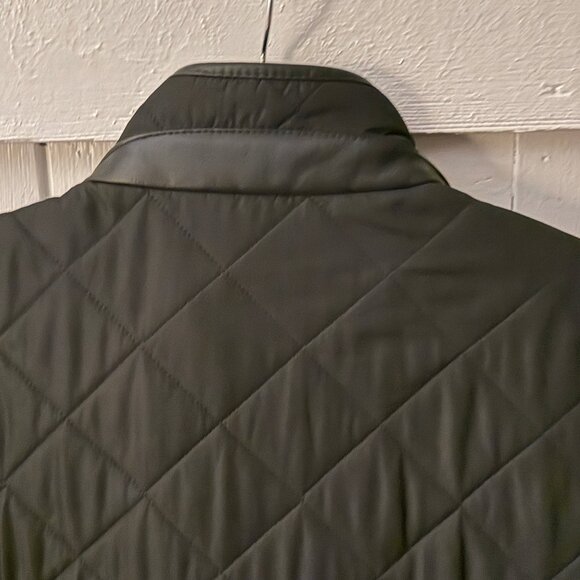 Barbour Quilted Jacket - blends outdoor functionality with a refined look. - Picture 7 of 10